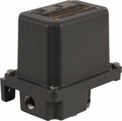 Square D - 1, 7, 9 and 3R NEMA Rated, 20 to 40 psi, Electromechanical Pressure and Level Switch - Adjustable Pressure, 575 VAC, L1-T1, L2-T2 Terminal, For Use with Square D Pumptrol - Industrial Tool & Supply