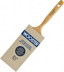 Wooster Brush - 2-1/2" Flat Hog Varnish Brush - 2-11/16" Bristle Length, 6-1/4" Maple Dowel Handle - Industrial Tool & Supply